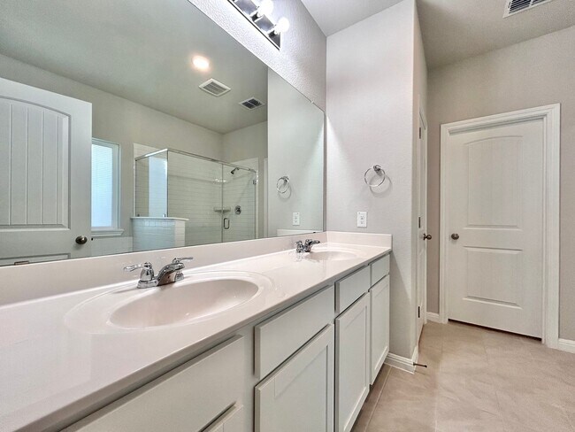 Building Photo - Stunning 4-Bed + Office Home in Lagos Community!