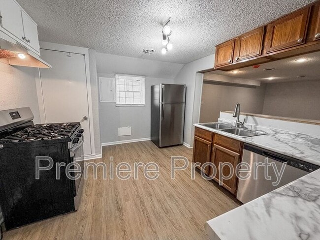 Building Photo - 1027 E Stone St