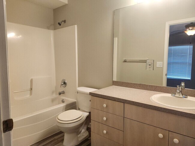 Building Photo - 2 Bedroom with Den 2 Bath 1 Car Garage Duplex In Cape Coral