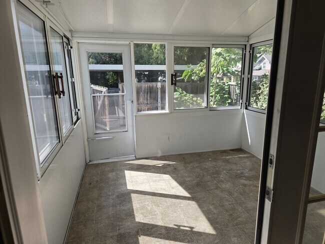 Building Photo - 3936 Mercier St