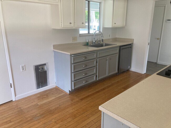 Building Photo - 1229 Eastridge Dr