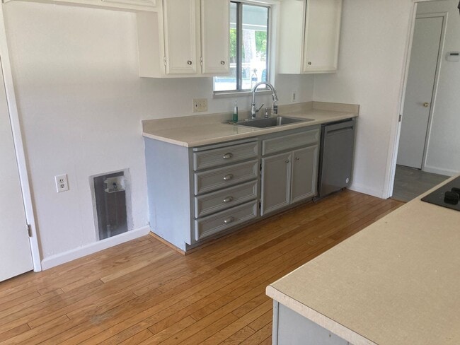 Building Photo - Beautiful Eastridge Home!