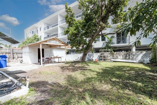Building Photo - 2567 SW 21st Ave