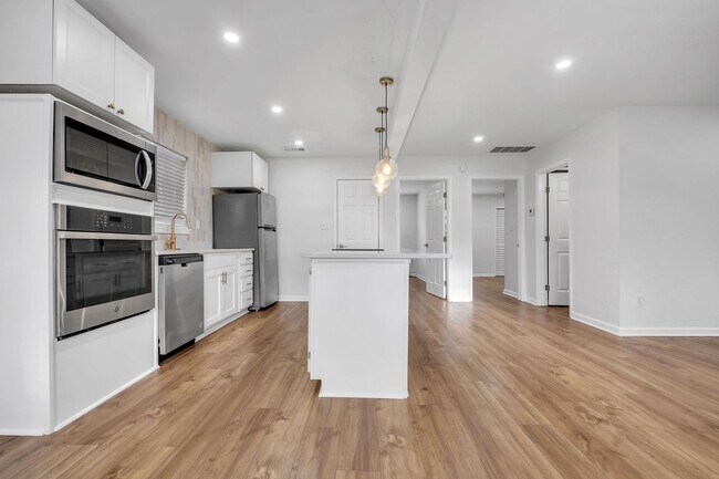 Building Photo - Completely renovated 2/1 on Golf Course!