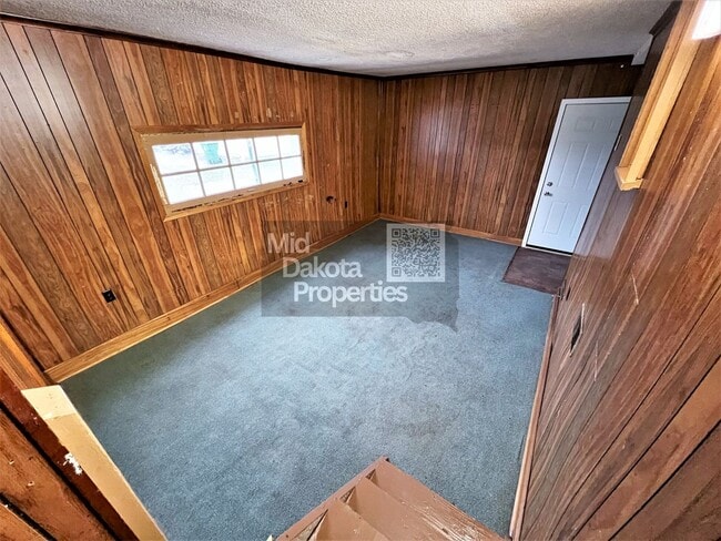 Building Photo - 414 E 7th-4 Bedroom Home
