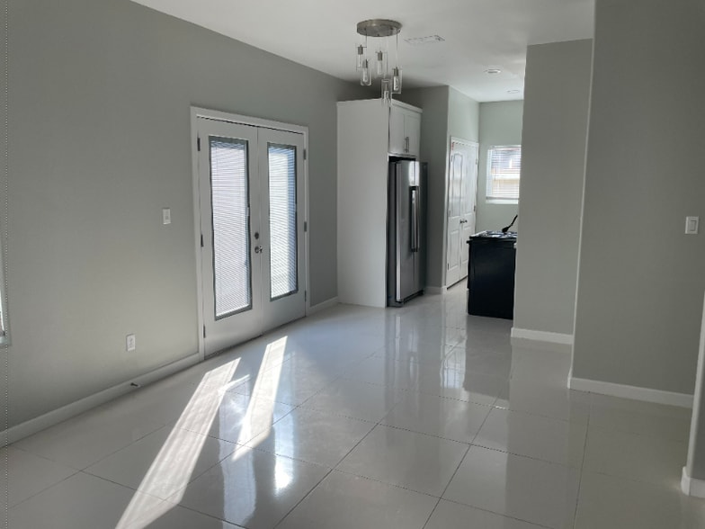 Building Photo - 404 W St Helena Ave