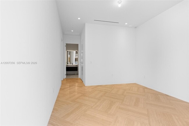 Building Photo - 5 Grove Isle Dr