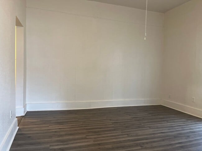 Building Photo - 2 BEDROOM HOUSE READY FOR YOU!