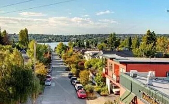 Building Photo - Top Floor Mini Studio, Tangletown-Greenlake