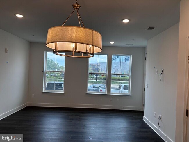 Building Photo - 2504 W Peninsula Dr