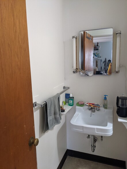 Bathroom - 927 E State St