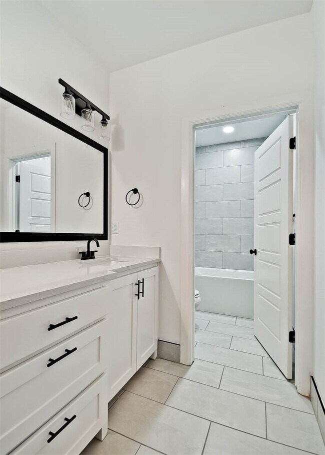 Building Photo - 502 W Persimmon St