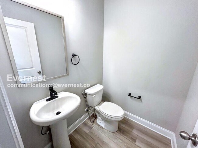 Building Photo - 662 Stately Dr