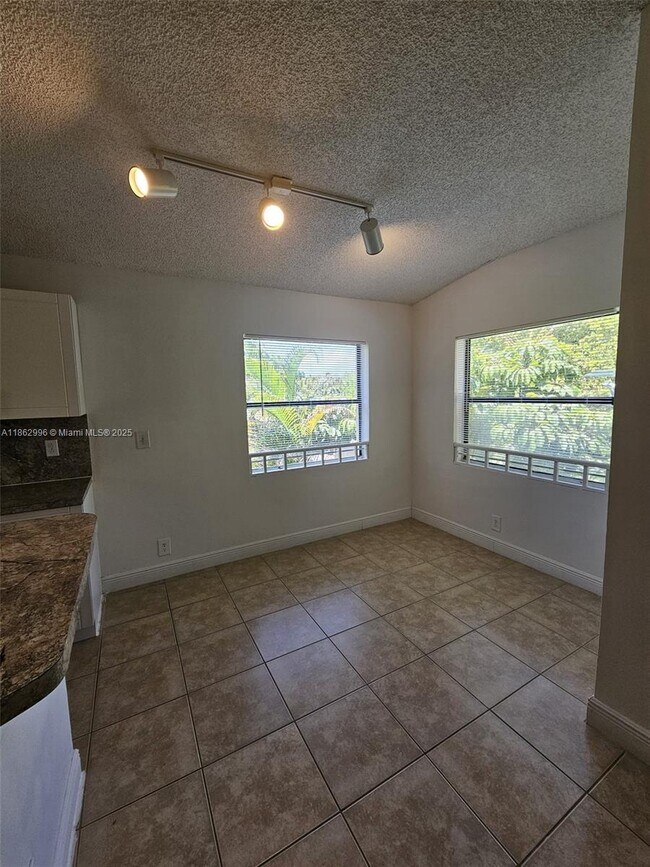 Building Photo - 9999 Summerbreeze Dr