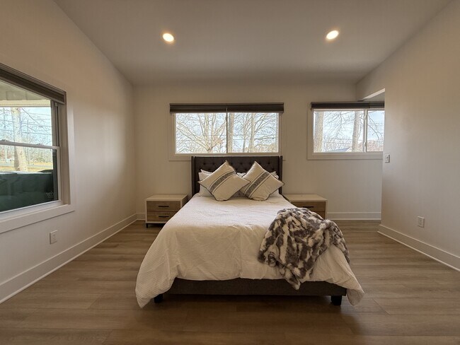 Building Photo - 8625 Cedarbrook Dr