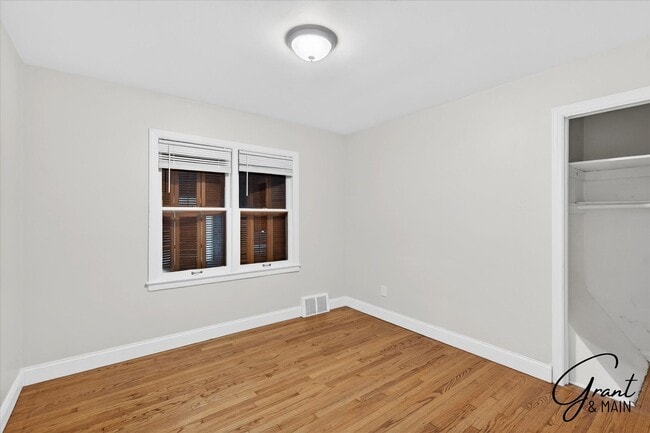 Building Photo - $1,350 - 3 Bed / 1 Bath  Home