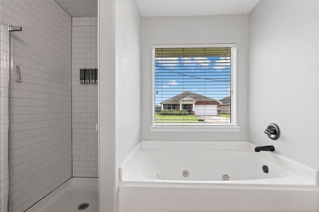 Building Photo - 10819 Redwood Dr
