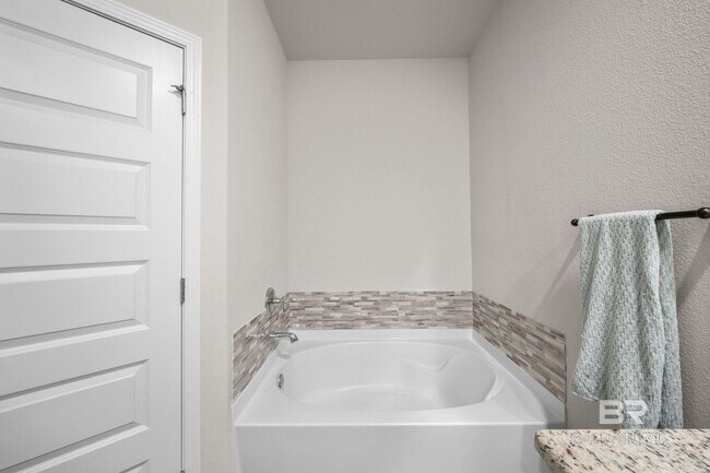 Building Photo - 30955 Semper Dr