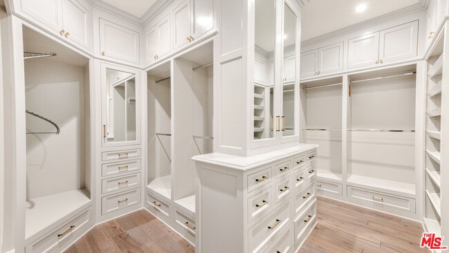 Building Photo - 6815 Dume Dr