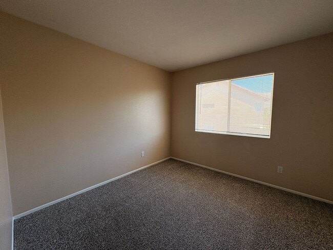 Building Photo - 4 Bed, 2.5 Bath in Riverside!