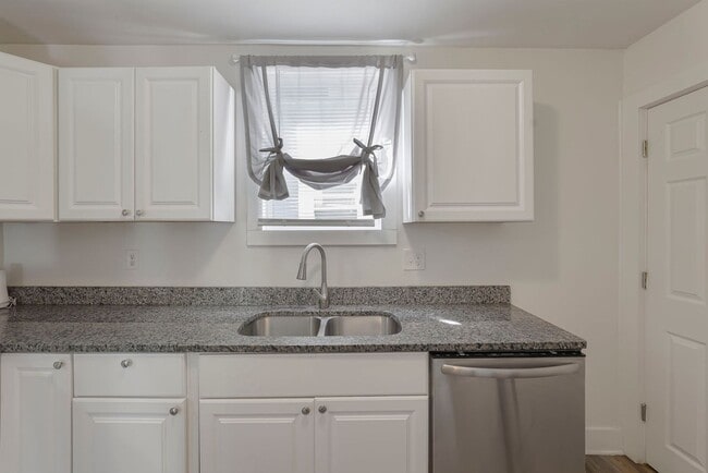 Building Photo - 450 S Terrace Ave