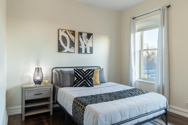 Building Photo - 5536 S King Dr