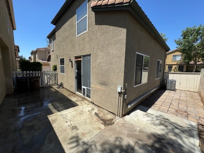 Building Photo - Welcome to this stunning 3-bedroom, 2.5-ba...