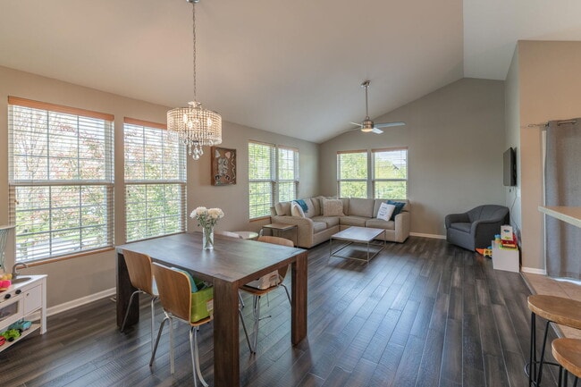 Building Photo - 472 Valentine Way