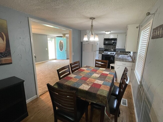 Building Photo - 3 Bedroom 1 Bathroom House Stilwell, OK