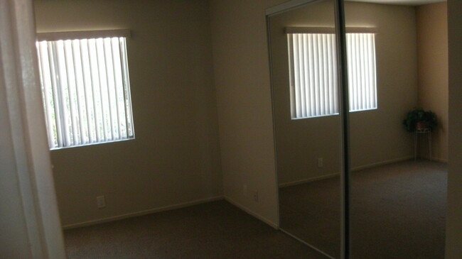 Second Bedroom/mirrored wardrobe - 41470 Maroon Town Rd