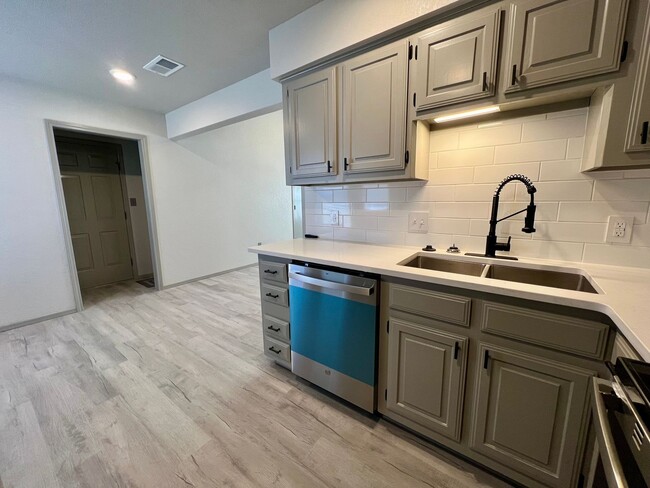 Building Photo - Beautifully Remodeled Duplex Available NOW!