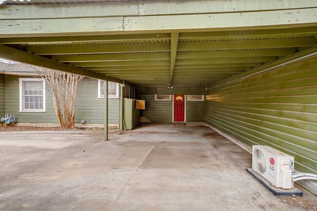 Building Photo - Amazing Historic 1940's Home in Original Cleburne- 4 Bed- 3 Bath w/ Multiple Living Areas- 76033