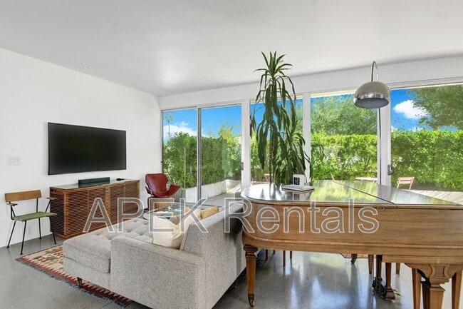 Building Photo - 3133 N Sunnyview Dr