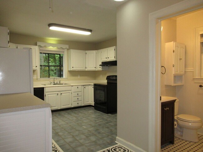 Building Photo - Lovely 2br bungalow with screened porch an...