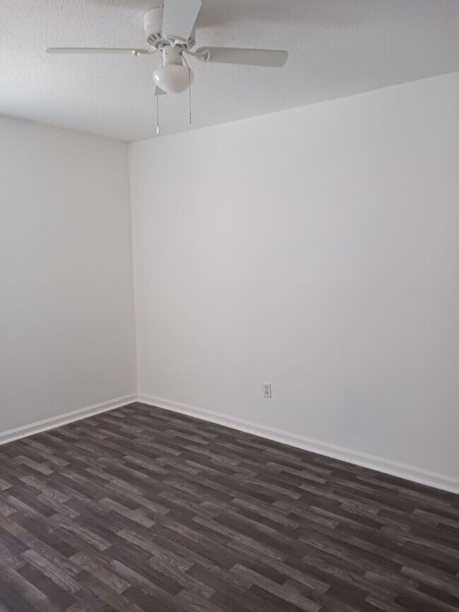 Building Photo - 3 Bed Townhome in N Chas!