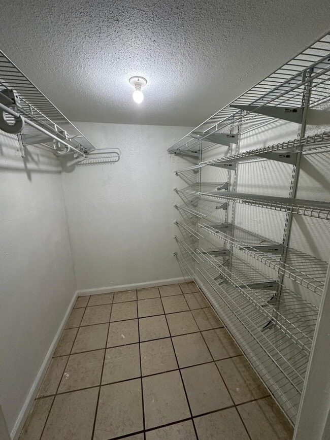 Building Photo - 9797 Leawood Blvd