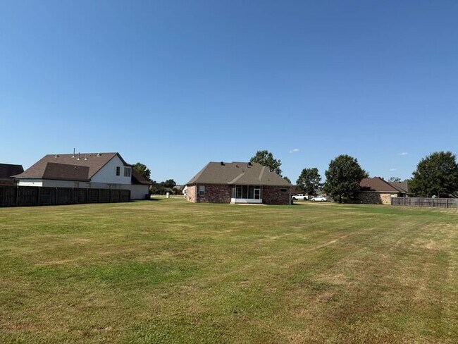 Building Photo - GORGEOUS HOME IN RUSTLING OAKS JUST MINUTES FROM MEMPHIS