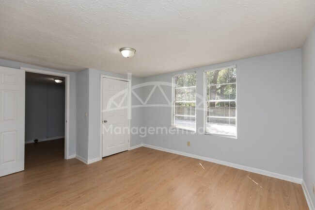 Building Photo - 622 E 63rd St