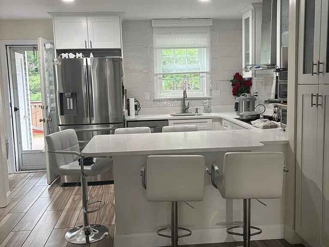 Building Photo - Beautifully remodeled 3 bedroom, 3.5 bathr...