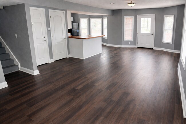 Building Photo - 3636 The Paseo