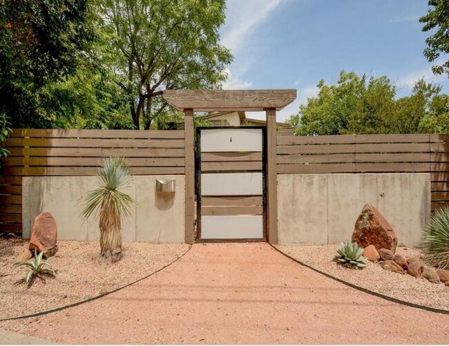 Primary Photo - 700 W Johanna St