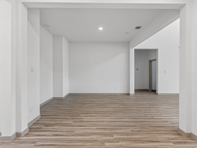 Building Photo - 818 Kingwood Dr