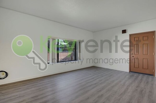 Building Photo - 809 N Hobson Ave