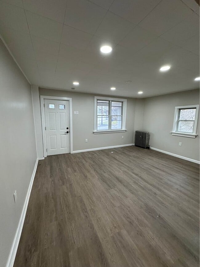 Building Photo - 220 Crane St