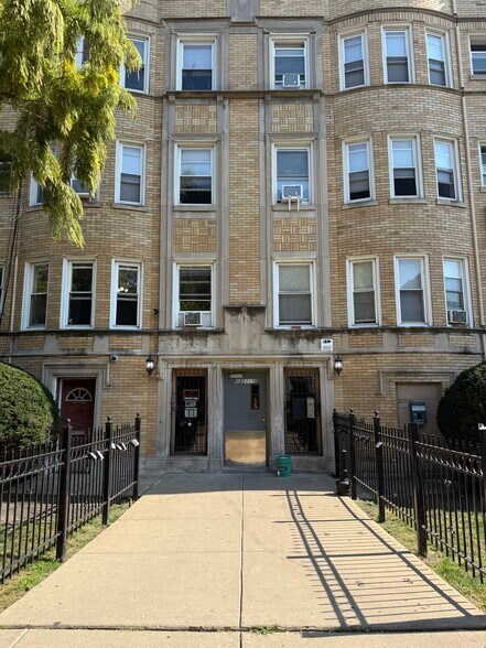 Building Photo - 4527 N Malden St