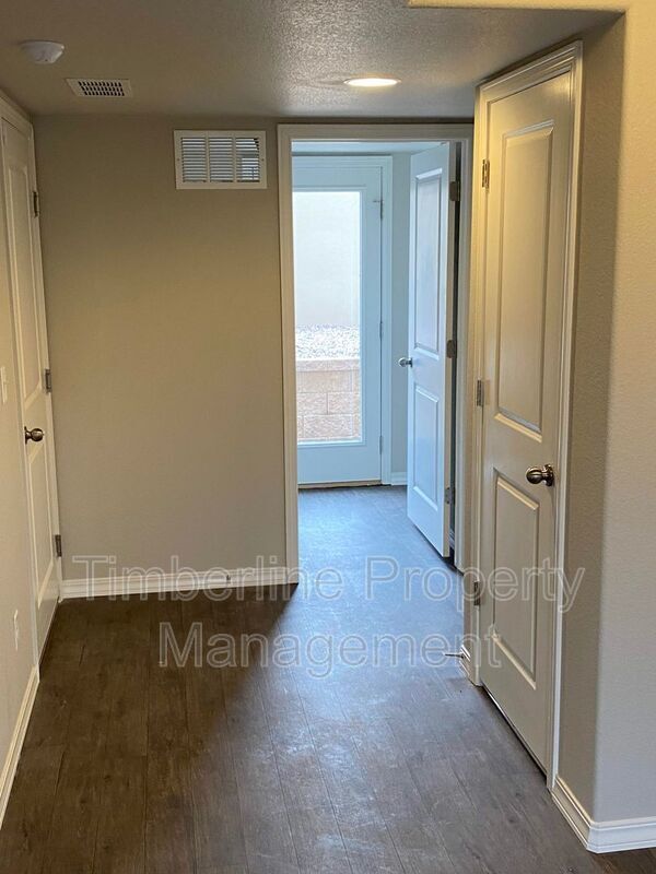 Building Photo - 889 Grissom Dr.