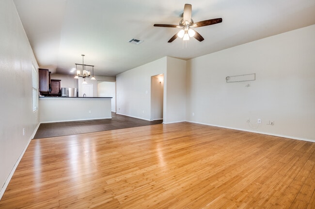 Building Photo - 805 Canyon Pl