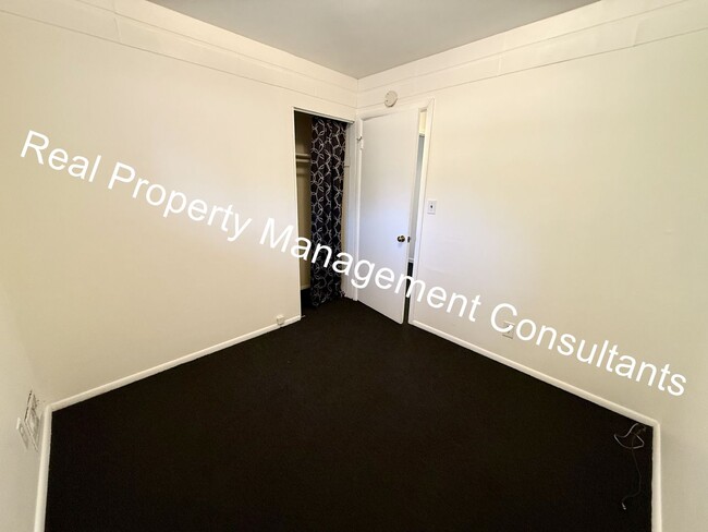 Building Photo - Charming 3-Bed Home with Fenced Yard & Garage