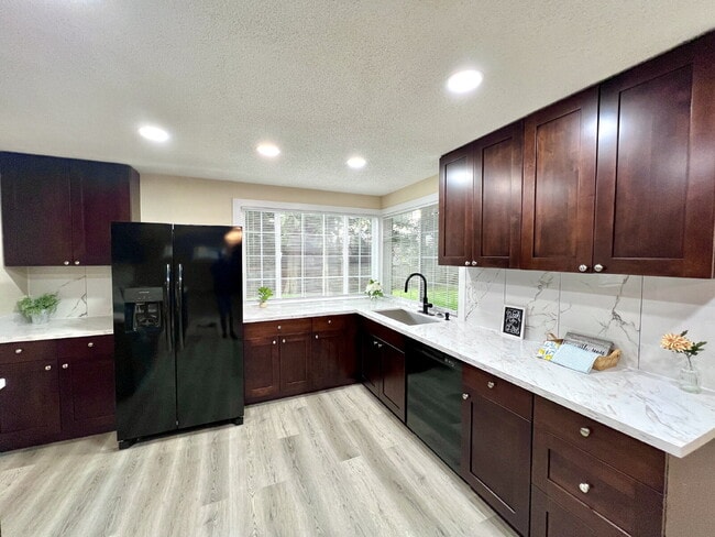 Building Photo - Spacious Living, Functional Comfort & Unbeatable Convenience