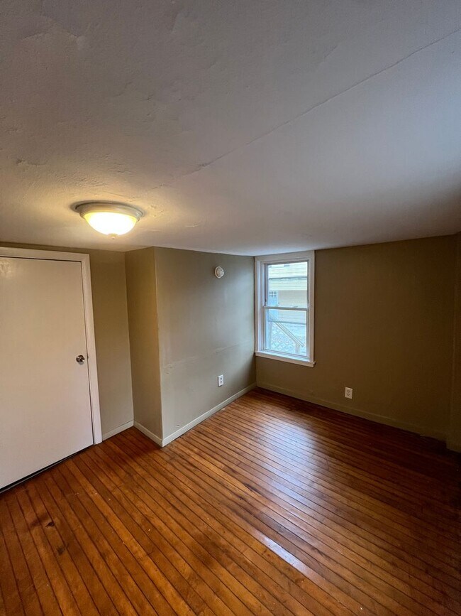 Building Photo - 16 Western Ave